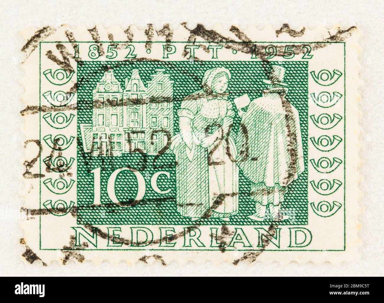 SEATTLE WASHINGTON - 2. Mai 2020: 1952 Niederländische Briefmarke mit Frau, Postbote und Gebäude. Scott # 334 Stockfoto