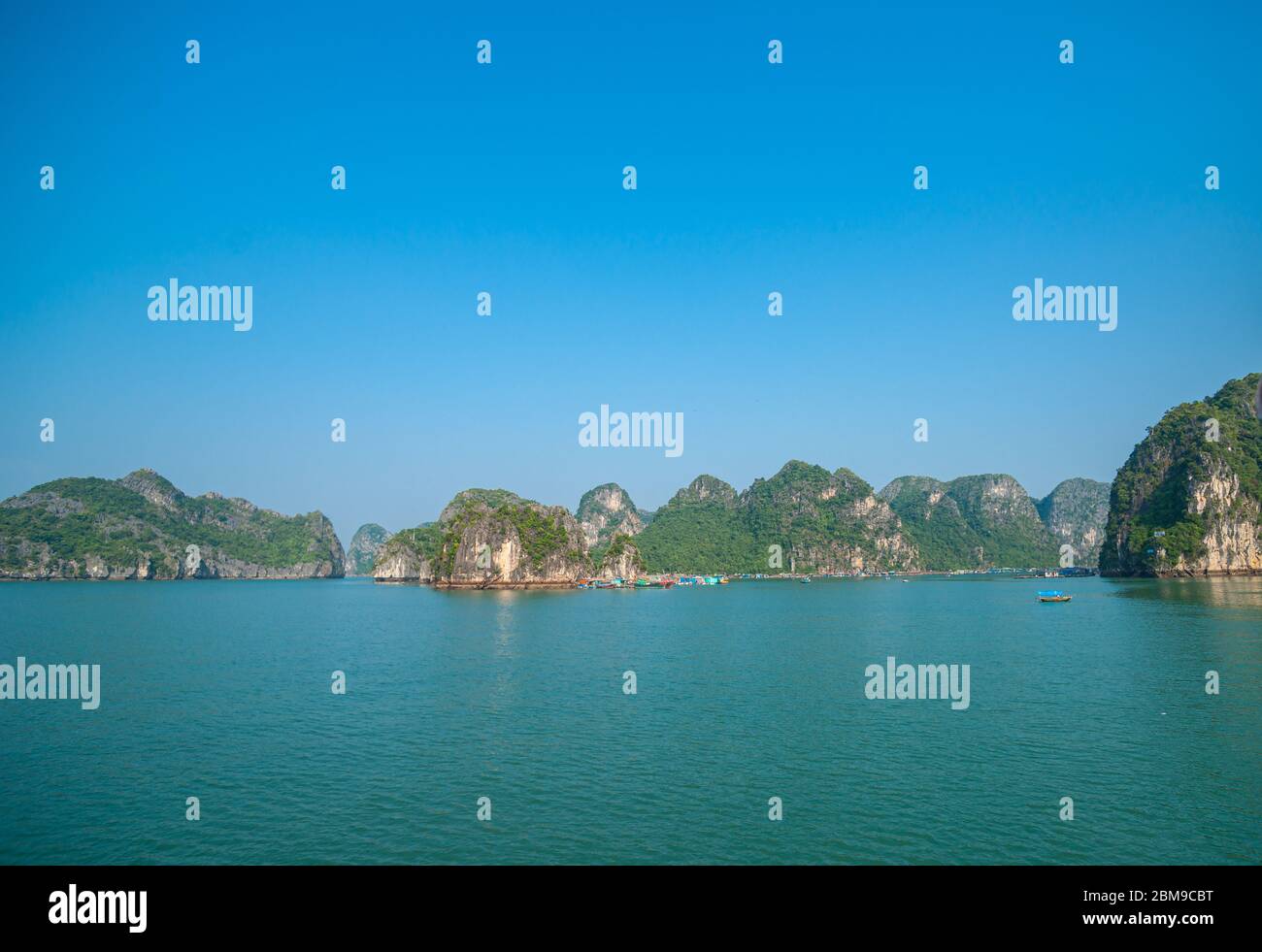 Halong Bay, schöne dramatische und ruhige Morgenlicht beliebtes Reiseziel in Vietnam. Stockfoto
