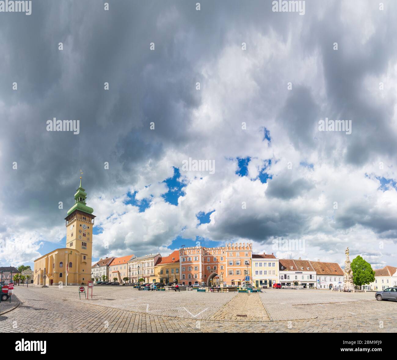 Retz: Hauptplatz mit Rathaus, Verderberhaus (rechts), im Weinviertel, Niederösterreich, Niederösterreich, Österreich Stockfoto