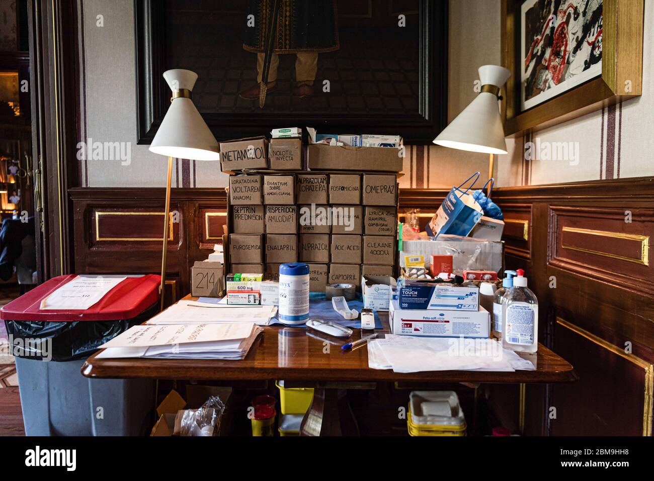 Barcelona, Spanien. Mai 2020. Blick auf Medikamente auf einem Tisch in einem der Zimmer des Hotels. Cotton House Barcelona hat als Krankenhaus für Patienten mit Coronavirus-19 gearbeitet, die keine starken Symptome des Virus haben. Dieses Hotel, das als Feldkrankenhaus umgebaut wurde, hat seit Beginn der Covid-19-Krise so funktioniert. Quelle: SOPA Images Limited/Alamy Live News Stockfoto