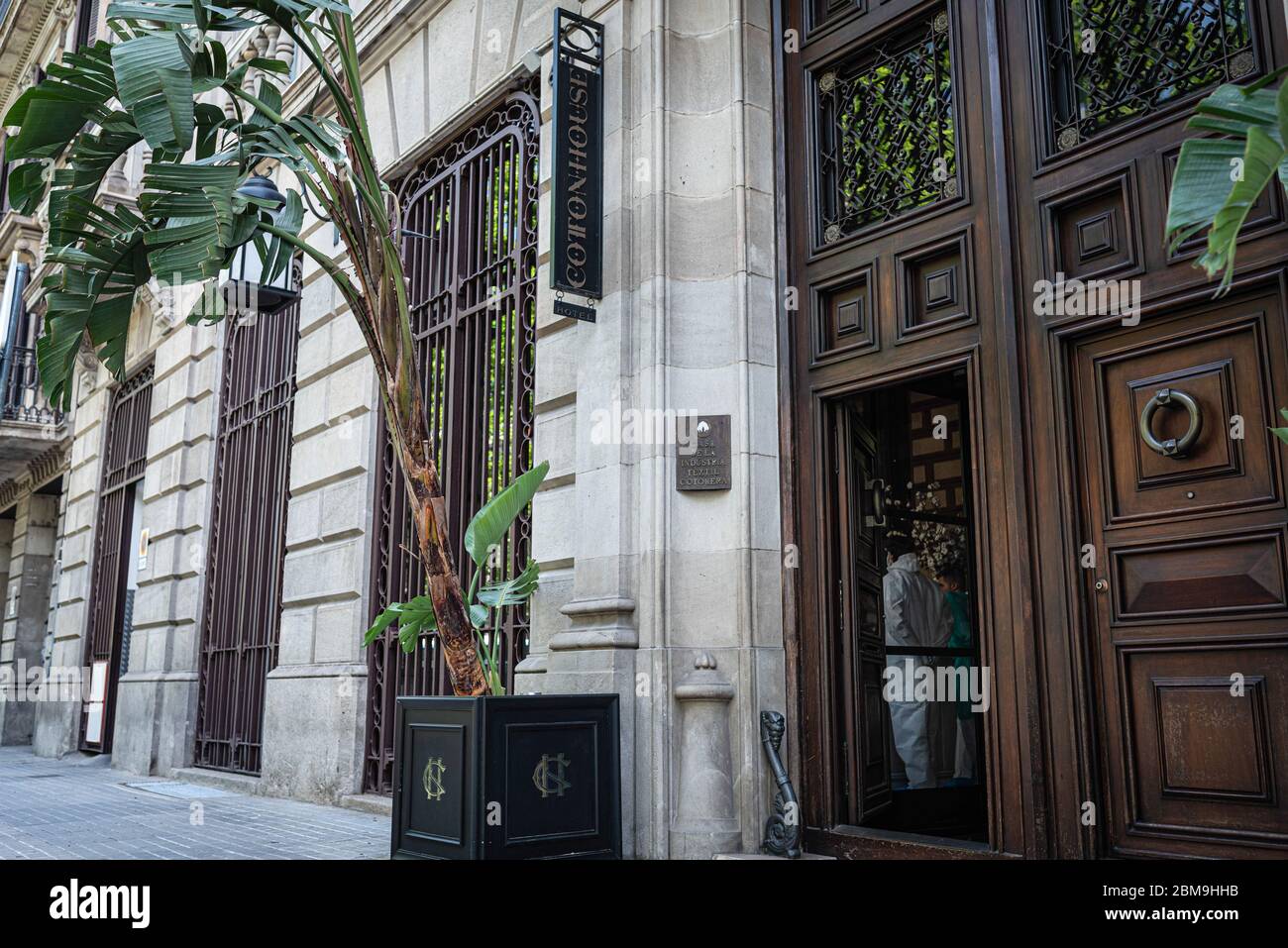 Barcelona, Spanien. Mai 2020. Ein Blick von außen auf das Baumwollhaus inmitten der Coronavirus-Krise. Cotton House Barcelona hat als Krankenhaus für Patienten mit Coronavirus-19 gearbeitet, die keine starken Symptome des Virus haben. Dieses Hotel, das als Feldkrankenhaus umgebaut wurde, hat seit Beginn der Covid-19-Krise so funktioniert. Quelle: SOPA Images Limited/Alamy Live News Stockfoto