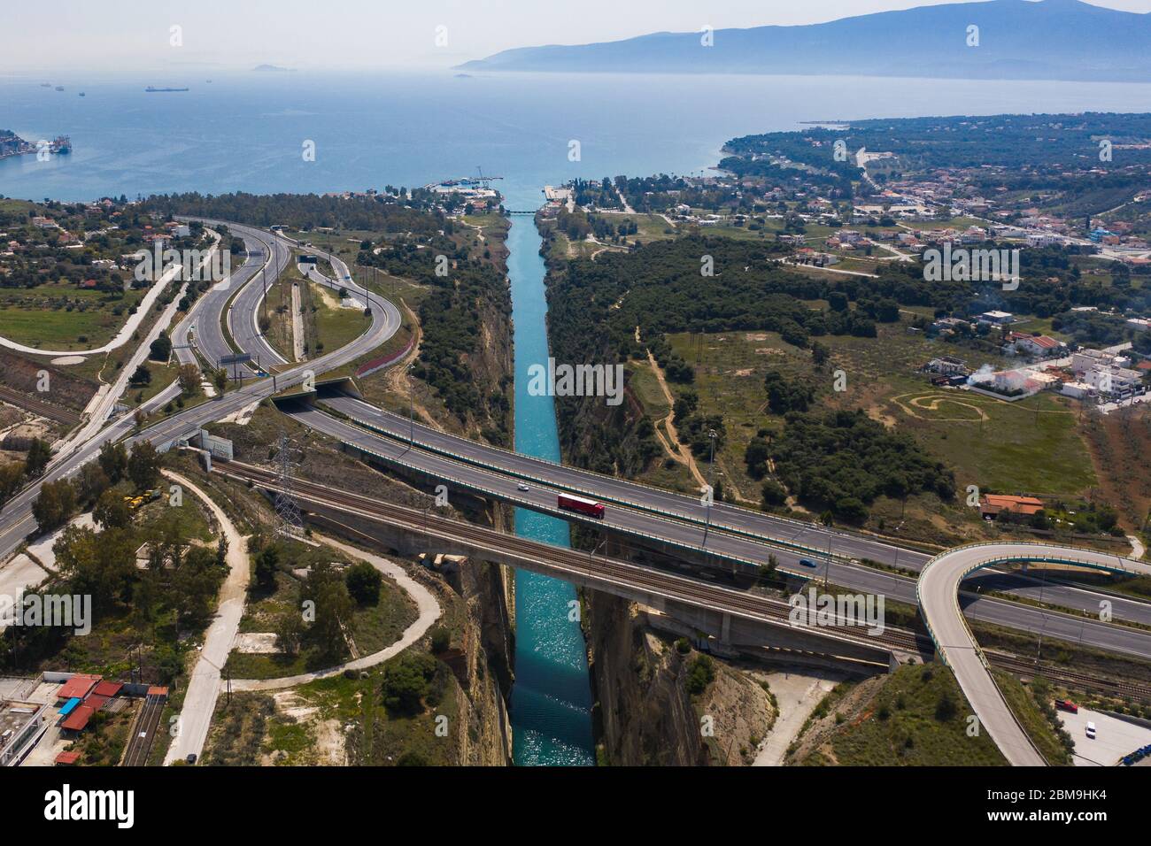 Der Kanal von Korinth ist ein Kanal, der den Golf von Korinth mit dem Saronischen Golf in der Ägäis verbindet. Es schneidet Isthmus von Korinth Stockfoto