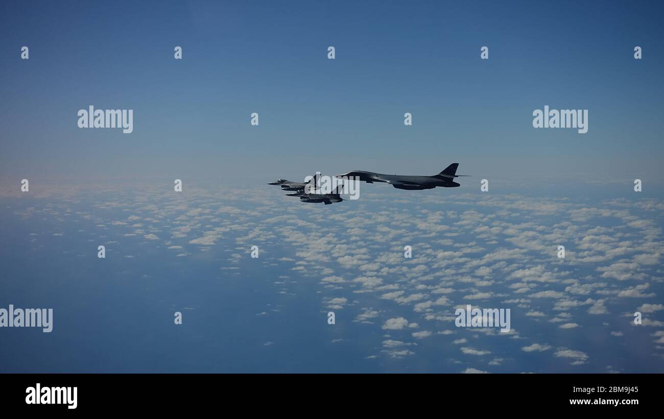 Ein B-1B Lancer fliegt mit zwei dänischen F-16 während einer Trainingsmission für die Bomber Task Force Europe, 5. Mai 2020. Die Besatzungen des 28. Bombenflügels auf der Ellsworth Air Force Base, South Dakota, haben ihre Langstreckenmission der Bomber Task Force aufgenommen, um Interoperabilitätstraining mit dänischen Kampfflugzeugen und estnischen gemeinsamen Terminal Attack Controller Bodenteams durchzuführen. Die Ausbildung mit unseren NATO-Verbündeten und Partnerländern trägt zu einer verbesserten Widerstandsfähigkeit und Interoperabilität bei und ermöglicht uns, dauerhafte Beziehungen aufzubauen, die notwendig sind, um die breite Palette globaler Herausforderungen zu bewältigen Stockfoto