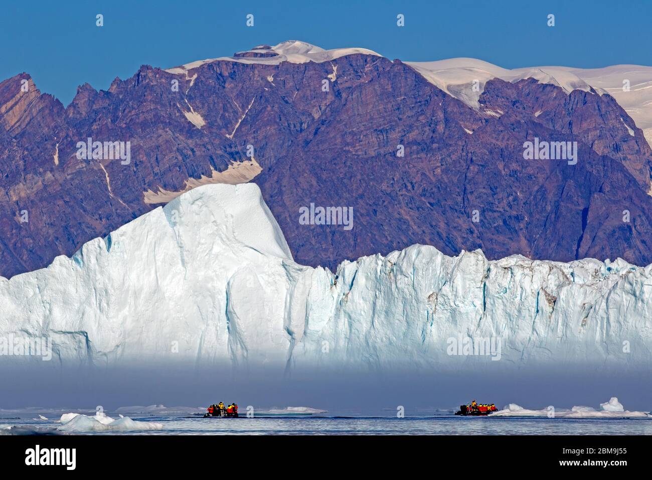 Zodiacs unter Eisberge in Scoresby Sund Stockfoto