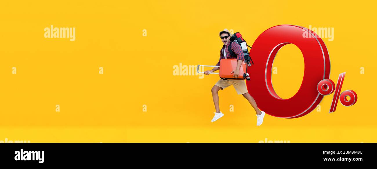 Aufgeregt schönen indischen Tourist Mann auf gelbem Banner Hintergrund mit Gepäck bereit für die Reise mit 0% Zinsen Ratenzahlung Plan zu gehen Stockfoto Aufgeregt schönen indischen Tourist Mann auf gelbem Banner Hintergrund mit Gepäck bereit für die Reise mit 0% Zinsen Ratenzahlung Plan zu gehen Stockfoto