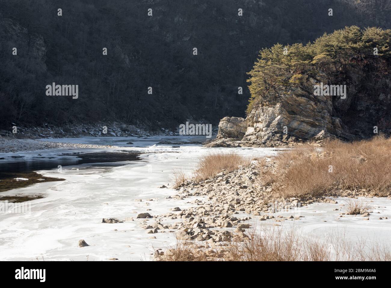 Gefrorener Fluss, Winter Berglandschaft, Gangwon-do, Südkorea. Stockfoto