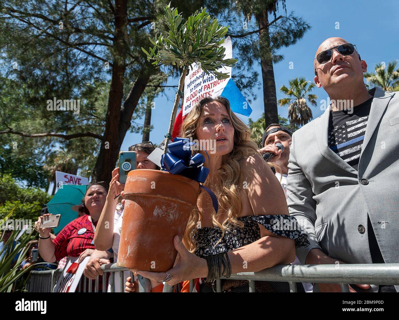 Sacramento, Kalifornien, USA. Mai 2020. Tara Thornton von den Freedom Angels hält einen Olivenbaum für Strafverfolgungsbeamte mit Pastor Tim Thompson während eines Protestes in der Hauptstadt von Sacramento während der Coronavirus-Pandemie. Kredit: Paul Kitagaki Jr./ZUMA Wire/Alamy Live News Stockfoto