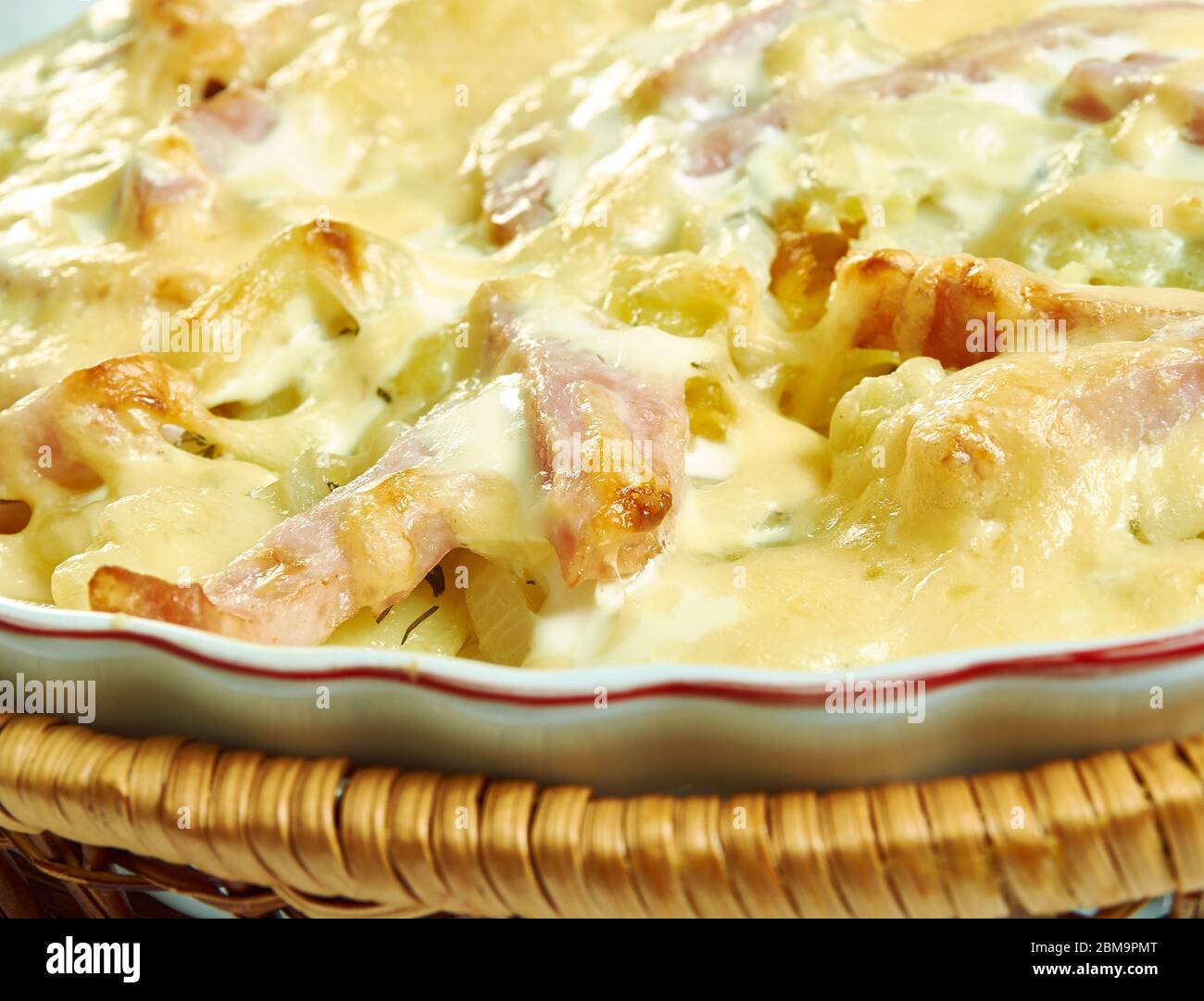 Französische Creamy Potato, Bacon Brie Tartiflette Auflauf Stockfoto