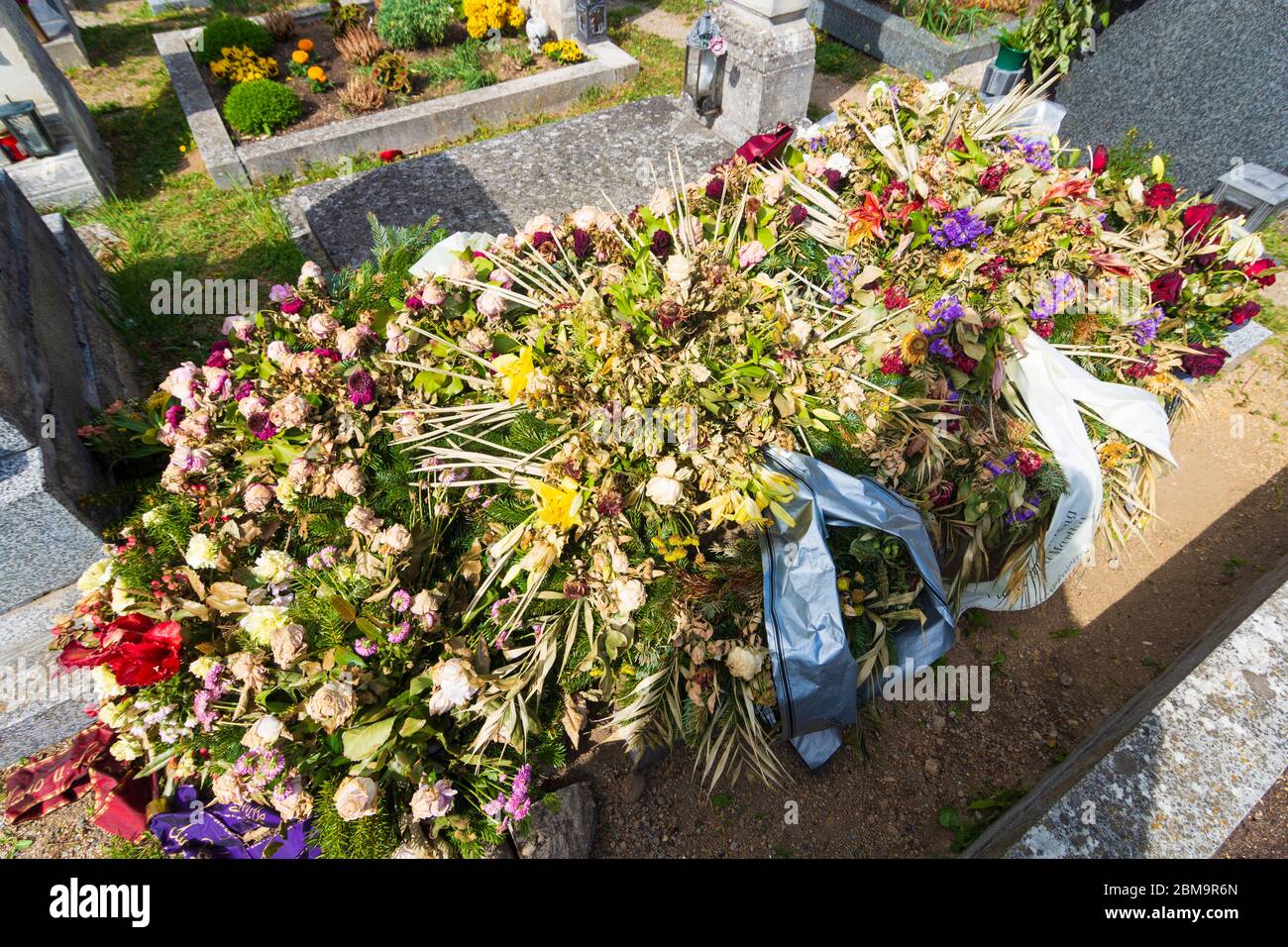 Burgschleinitz-Kühnring: Grab mit verwelkten Blumen, im Waldviertel, Niederösterreich, Niederösterreich, Österreich Stockfoto