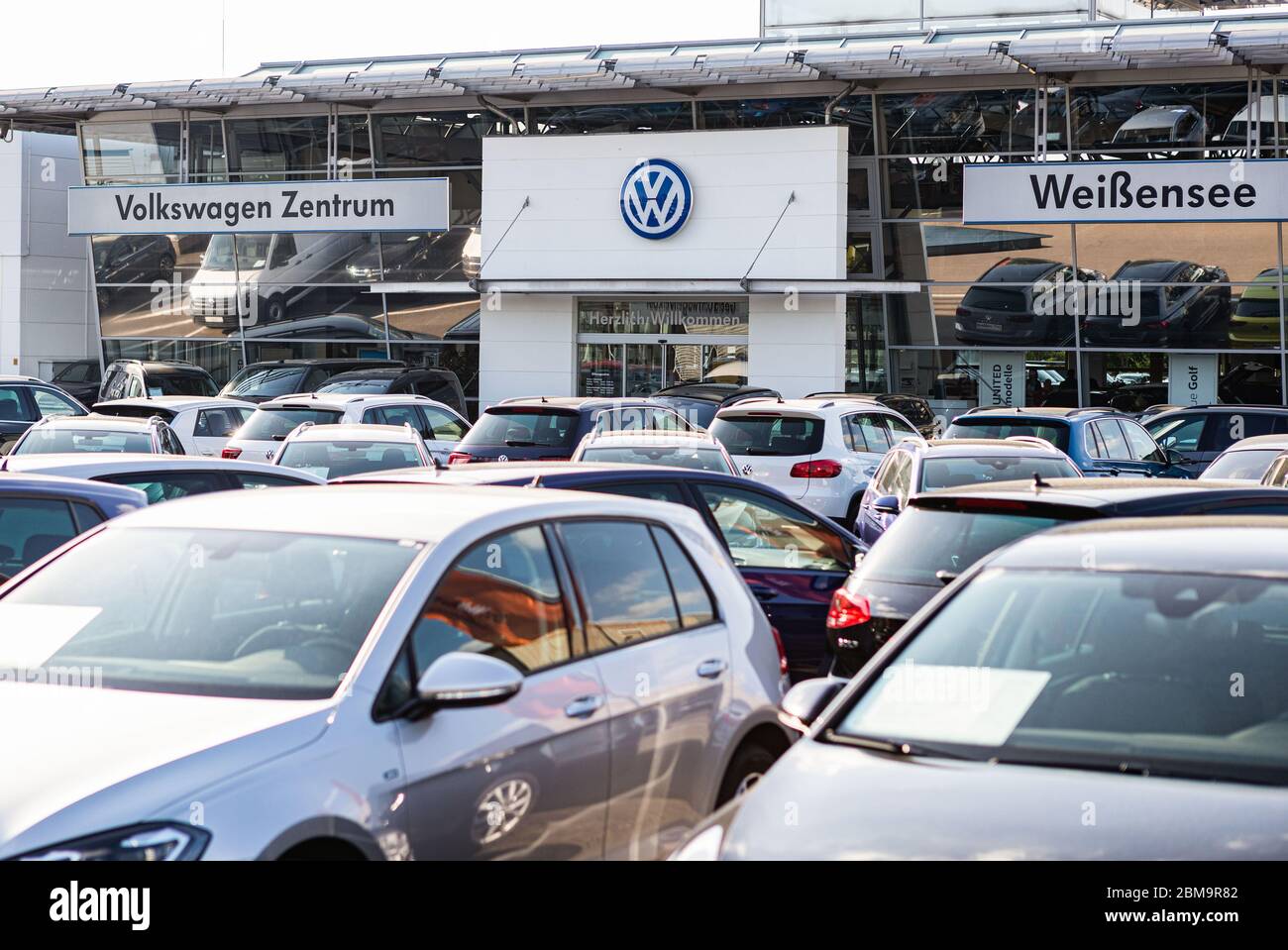 Berlin, Deutschland. Mai 2020. Fahrzeuge sind bei einem Autohaus von Volkswagen in Berlin, Hauptstadt von Deutschland, 7. Mai 2020 zu sehen. Der Autoexport in Deutschland sei "fast zum Stillstand gekommen", so der Verband der Automobilindustrie (VDA). Im April wurden weltweit nur 17,600 neue Pkw an Kunden ausgeliefert, die um 94 Prozent gesunken sind. Kredit: Binh Truong/Xinhua/Alamy Live News Stockfoto