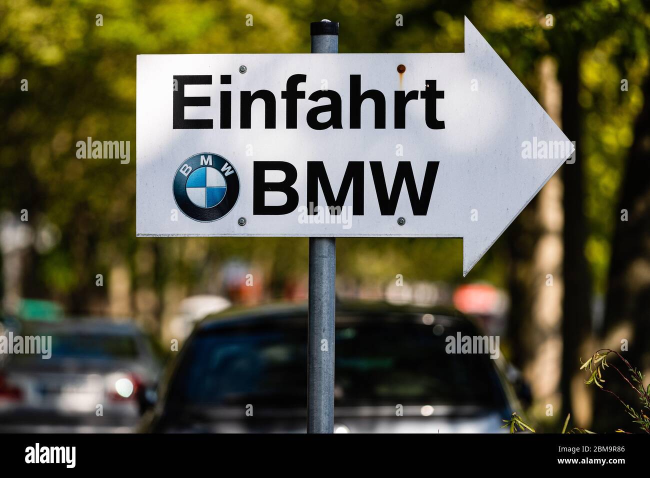 Berlin, Deutschland. Mai 2020. Ein Schild für die Zufahrt zu Fahrzeugen ist bei einem Autohaus von BMW in Berlin, der Hauptstadt von Deutschland, am 7. Mai 2020 zu sehen. Der Autoexport in Deutschland sei "fast zum Stillstand gekommen", so der Verband der Automobilindustrie (VDA). Im April wurden weltweit nur 17,600 neue Pkw an Kunden ausgeliefert, die um 94 Prozent gesunken sind. Kredit: Binh Truong/Xinhua/Alamy Live News Stockfoto