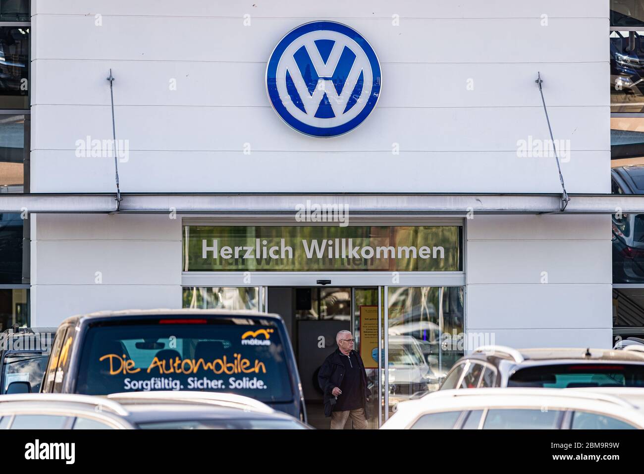 Berlin, Deutschland. Mai 2020. Ein Mann steht am Eingang eines Autohauses von Volkswagen in der Hauptstadt Berlin, 7. Mai 2020. Der Autoexport in Deutschland sei "fast zum Stillstand gekommen", so der Verband der Automobilindustrie (VDA). Im April wurden weltweit nur 17,600 neue Pkw an Kunden ausgeliefert, die um 94 Prozent gesunken sind. Kredit: Binh Truong/Xinhua/Alamy Live News Stockfoto