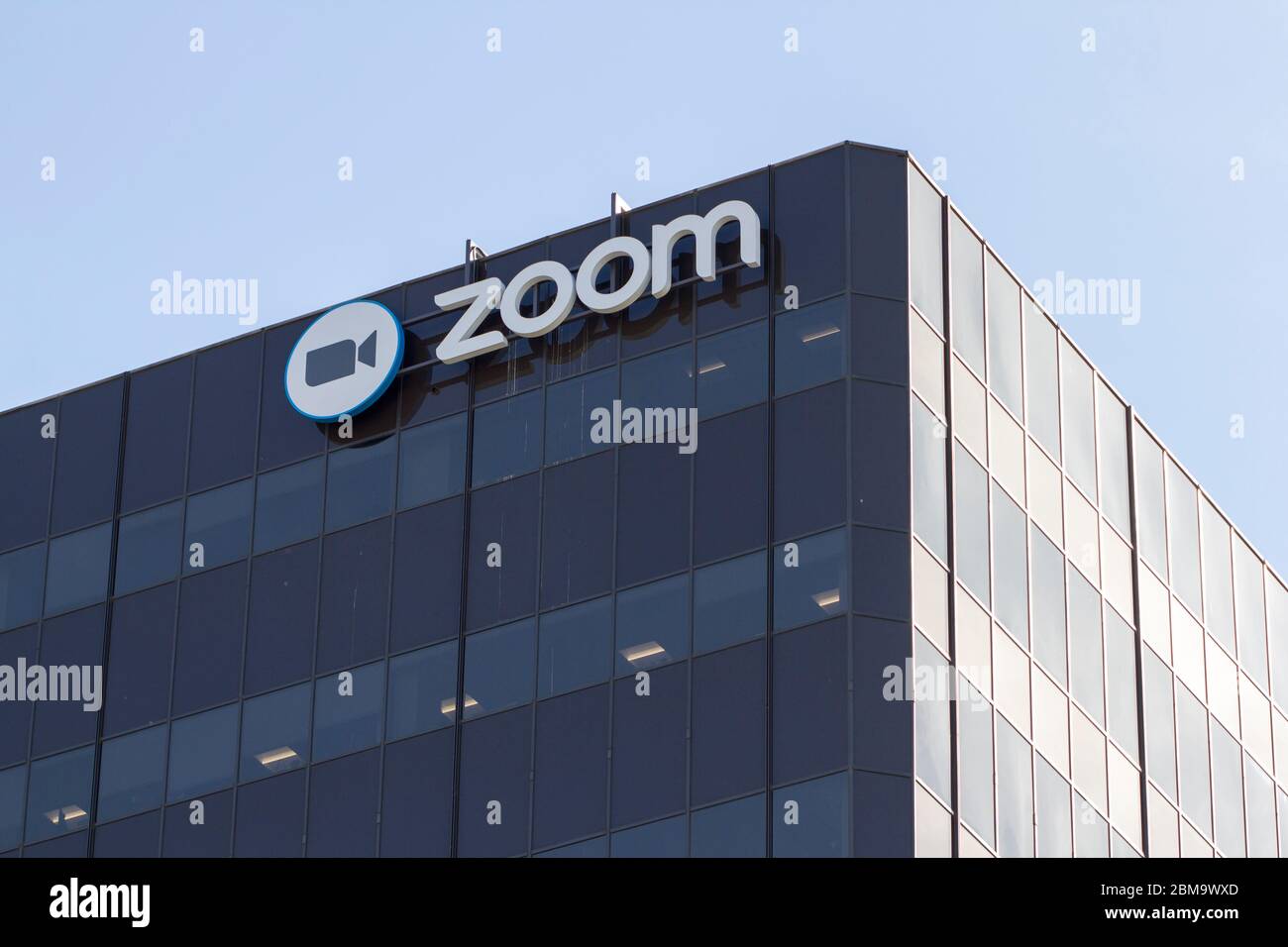 Das Zoom-Logo ist auf dem Campus des amerikanischen Videokonferenztechnikunternehmens Zoom Video Communications Headquarters in San Jose, Kalifornien, zu sehen. Stockfoto