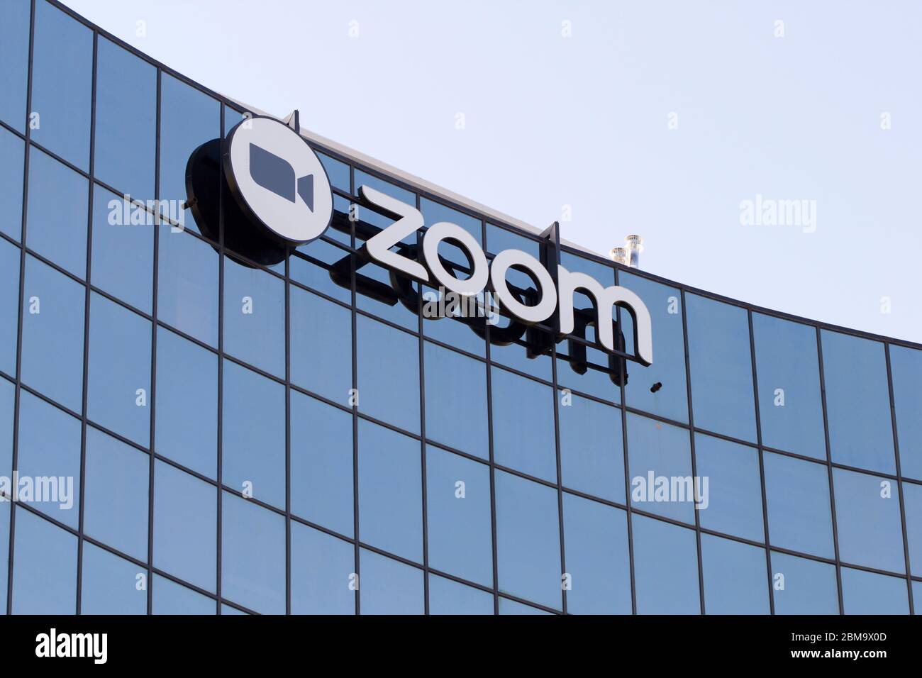 Das Zoom-Logo ist auf dem Campus des amerikanischen Videokonferenztechnikunternehmens Zoom Video Communications Headquarters in San Jose, Kalifornien, zu sehen. Stockfoto