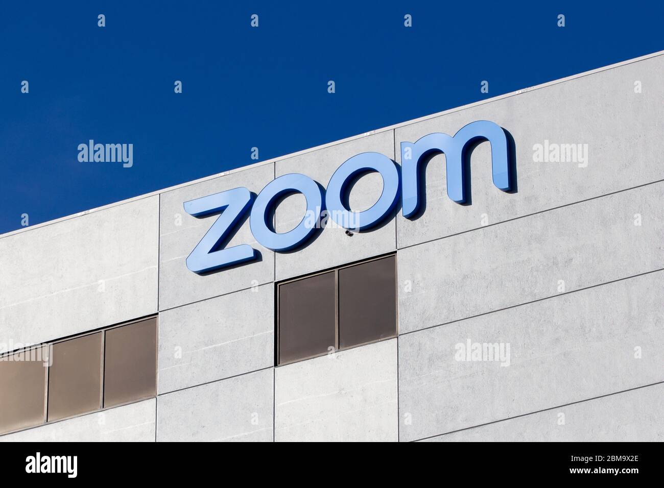 Das Zoom-Logo ist auf dem Campus des amerikanischen Videokonferenztechnikunternehmens Zoom Video Communications Headquarters in San Jose, Kalifornien, zu sehen. Stockfoto