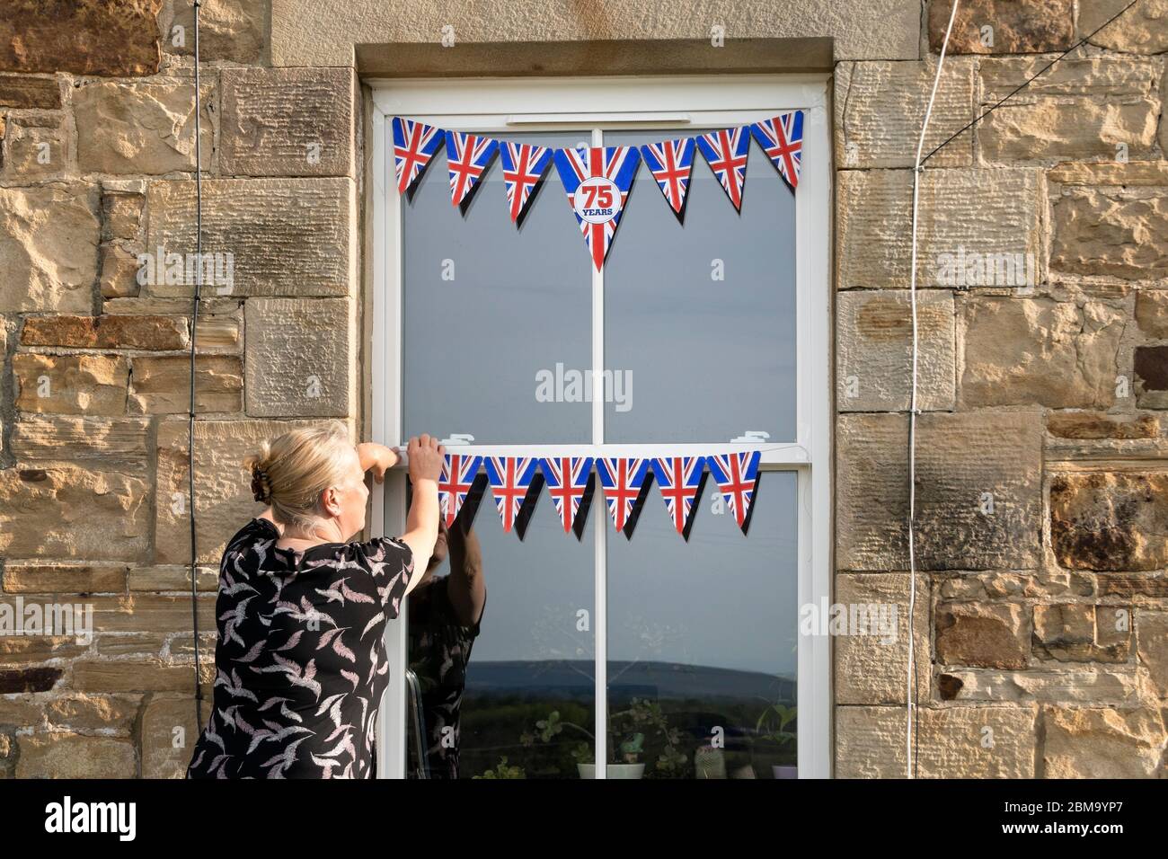 Teesdale, County Durham, Großbritannien . Mai 2020. Eine Frau stellt sich die Ammer zum 75. Jahrestag des Sieges in Europa-Tages (VE-Tag) Quelle: David Forster/Alamy Live News Stockfoto