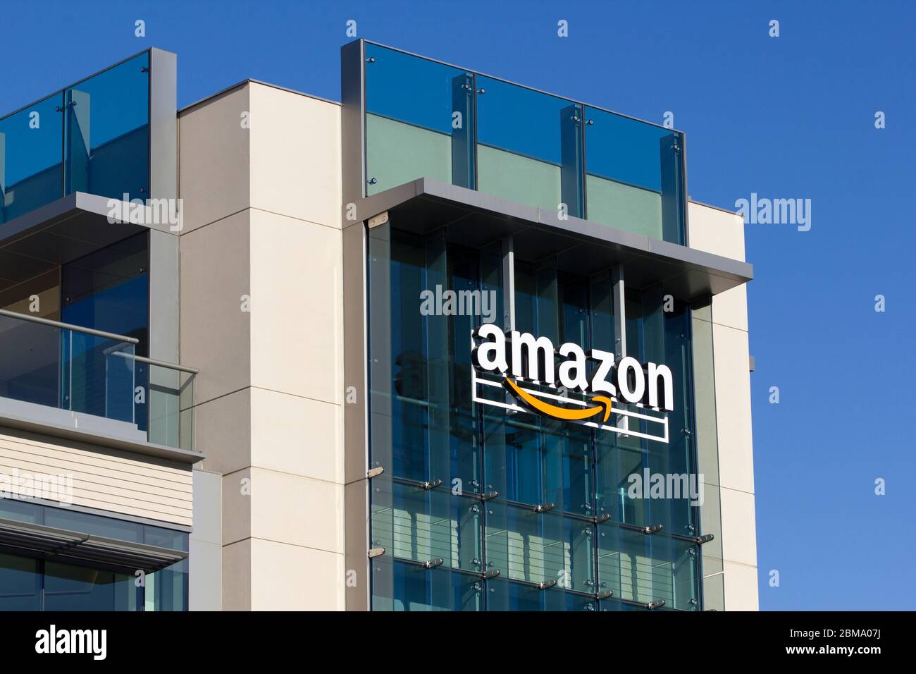 Das Amazon Logo auf dem Amazon Campus in Palo Alto, Kalifornien. Der Standort Palo Alto beherbergt die Teams A9 Search, Amazon Web Services und Amazon Game Studios. Stockfoto