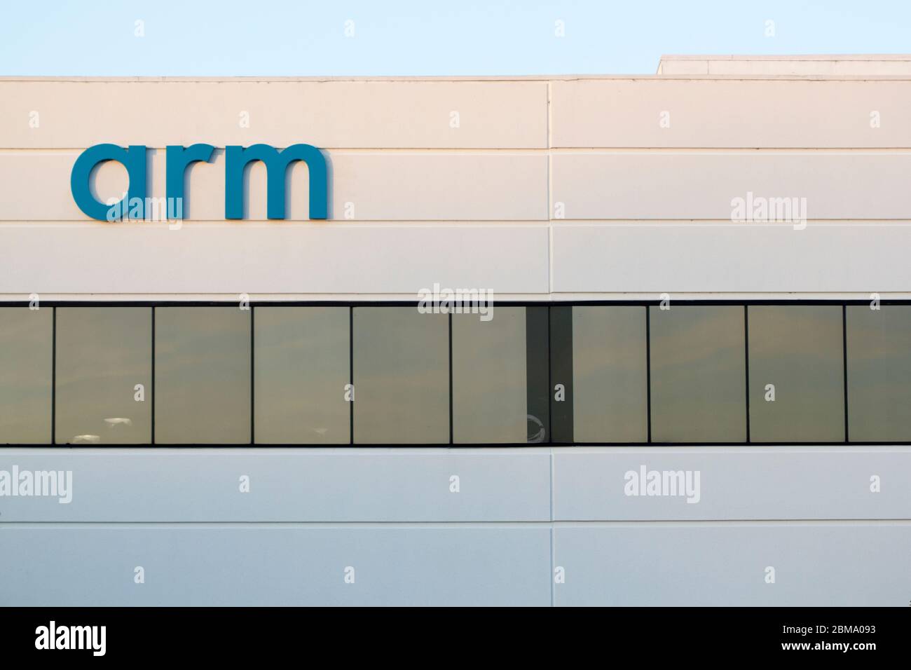 Das Arm Logo, das am US-Hauptsitz des Halbleiter- und Softwaredesignunternehmens Arm Holdings in San Jose, Kalifornien, zu sehen ist. Stockfoto