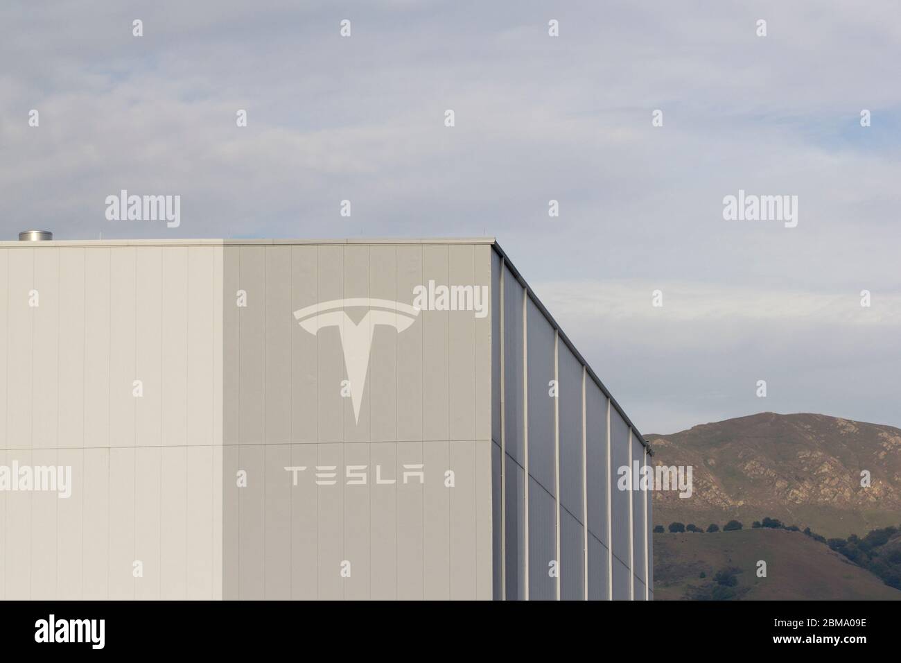 Das Tesla-Schild, das in der Tesla-Fabrik in Fremont, Kalifornien, zu sehen ist. Tesla, Inc., ist ein amerikanisches Elektrofahrzeug- und Energieunternehmen mit Sitz in Palo Alto. Stockfoto
