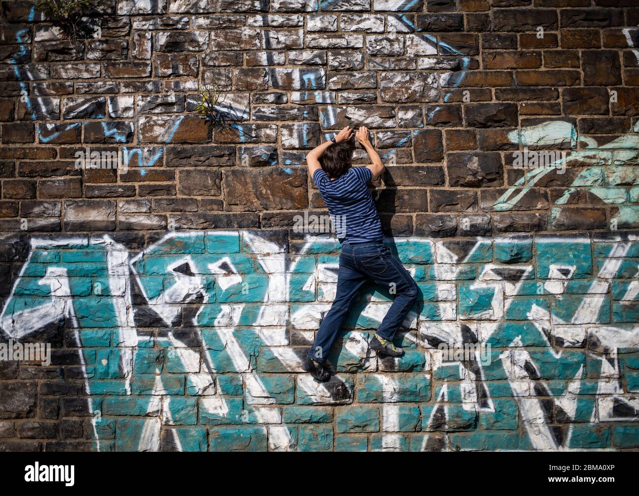 Kšln, Eifelwall, 07.05.2020: Zwei MŠnner bouldern an einer mit Graffiti besprayten alten Mauer. Stockfoto