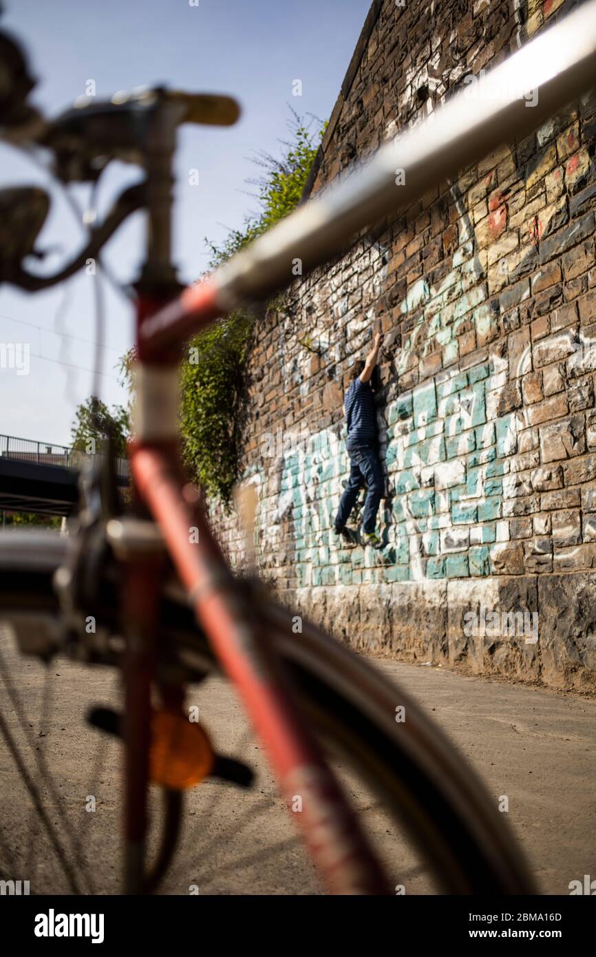 Kšln, Eifelwall, 07.05.2020: Zwei MŠnner bouldern an einer mit Graffiti besprayten alten Mauer. Stockfoto