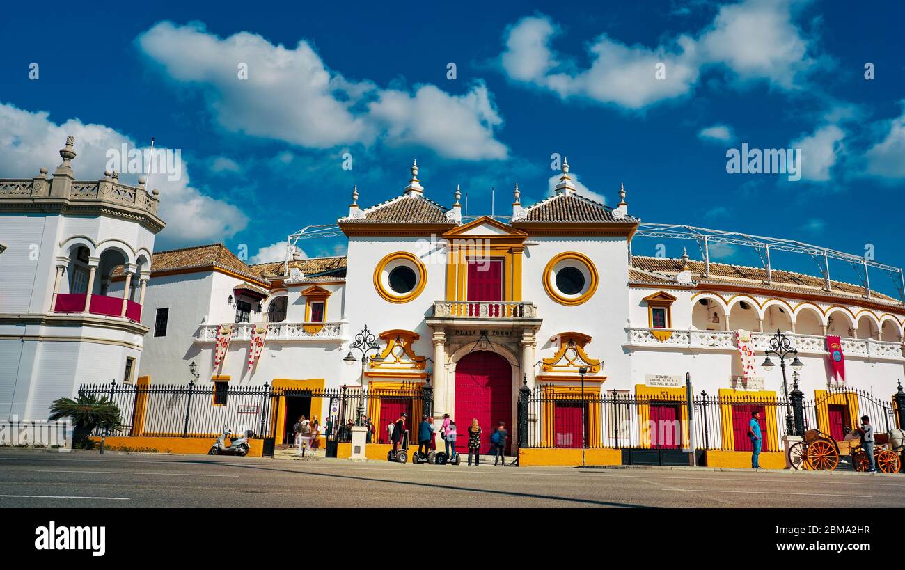 Sevilla, Spanien - 10 Februar 2020 : Plaza de Toros mit Touristen warten auf Besuch in der schönen Sevilla Spanien Stadtzentrum Stockfoto