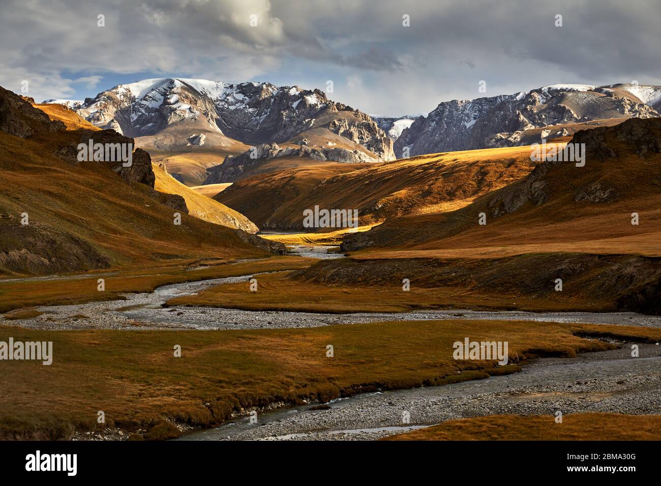 Die schöne Landschaft des Flusses im Tal von Kel Suu See in der naryn Region, Kirgisistan Stockfoto