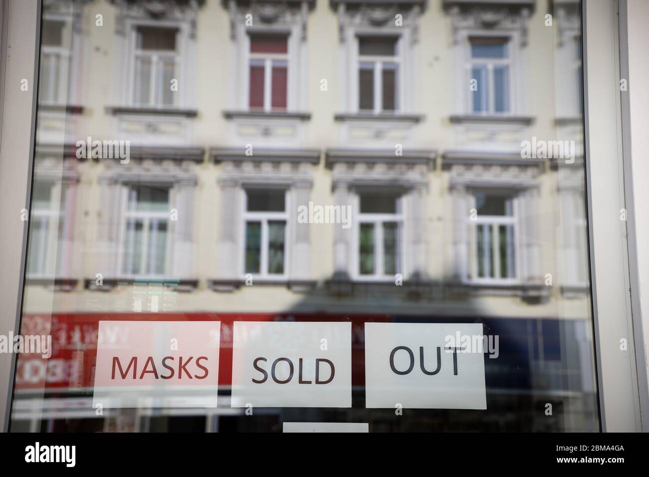 Ausverkaufter Schild für Schutzmasken in einem Schaufenster in Wien Stockfoto