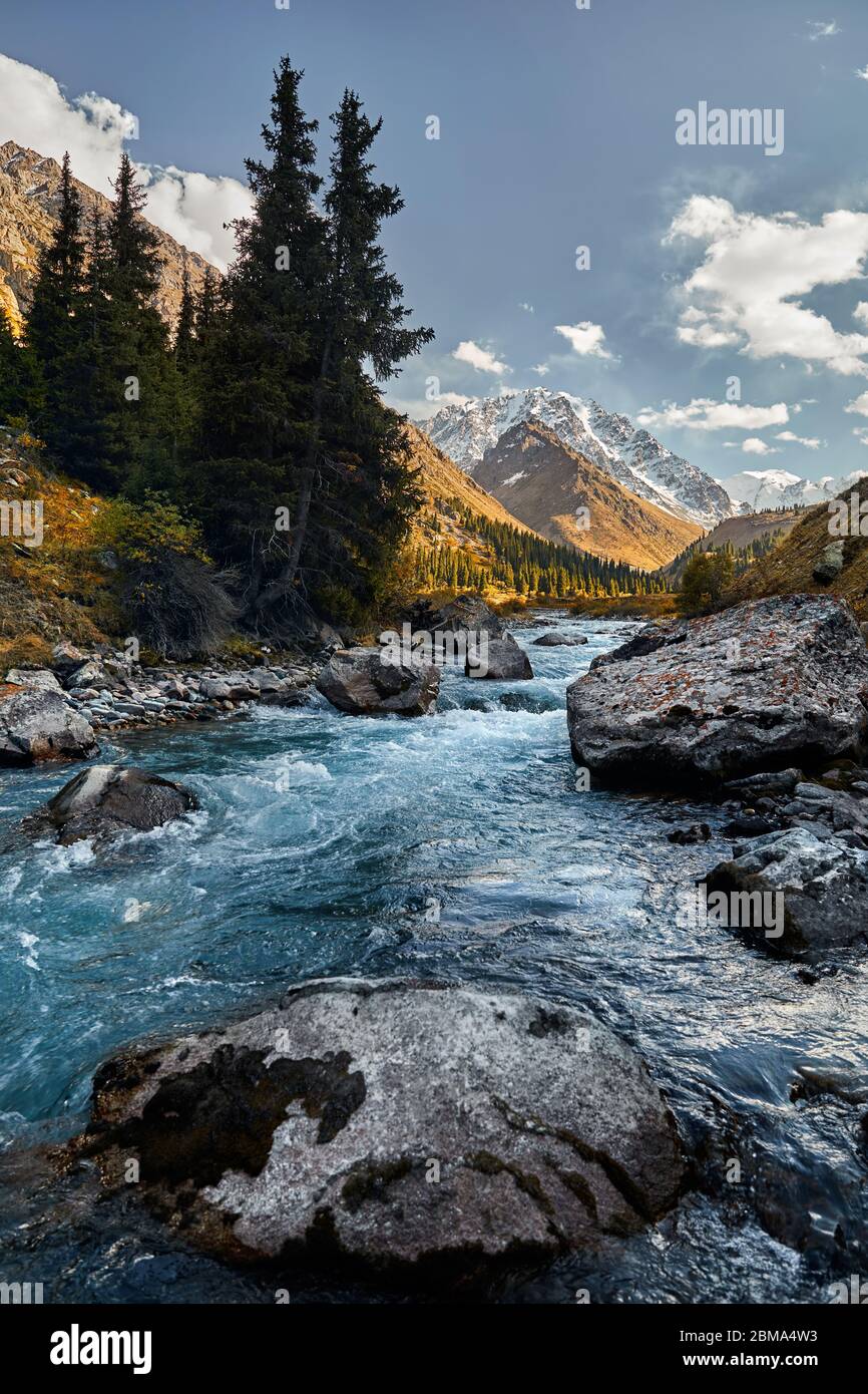 Die schöne Landschaft des Flusses im Tal und im Herbst gelb Wald in Kasachstan, Almaty Stockfoto