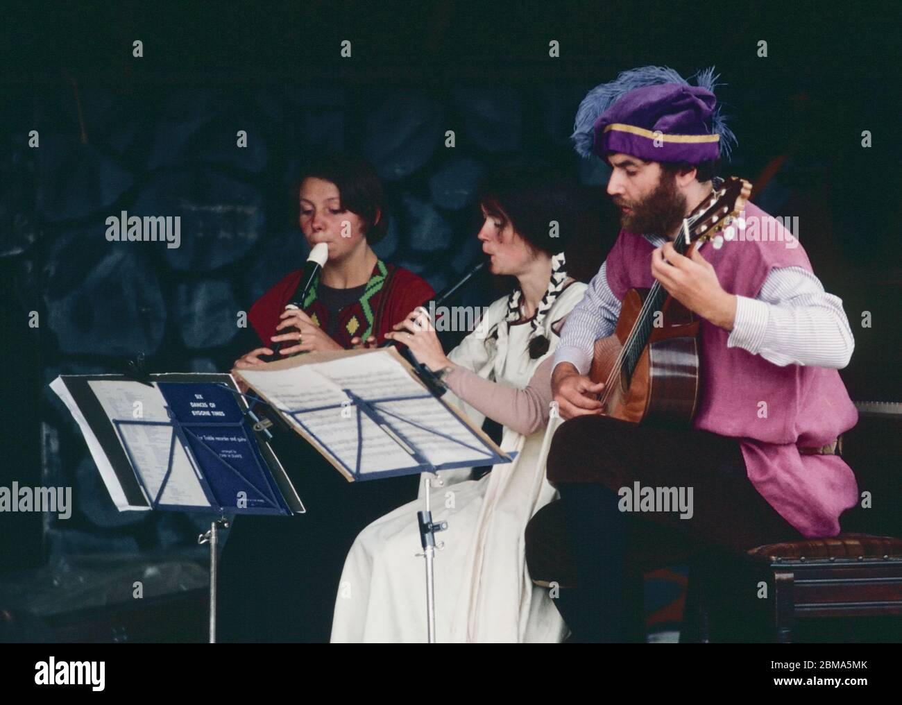 Hood Fair Dartington Devon um 1979. Trio spielen Tänze vergangener Zeiten Stockfoto