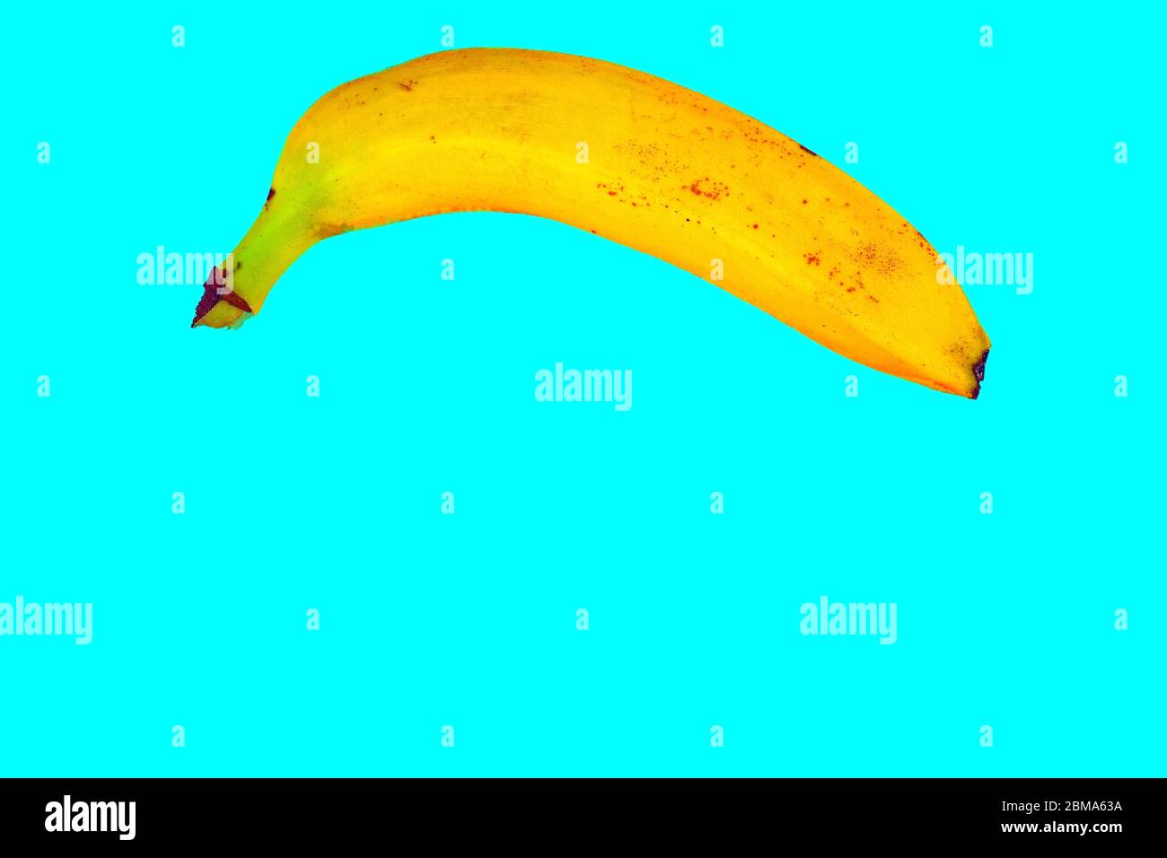 Gelbe Bananenform auf hellblauem Hintergrund. Banana Minimal. Pastellfarben. Popart. Digitalart: Surreal. Pop. Kreativ. Minimalistische Kunst. Banana Stockfoto