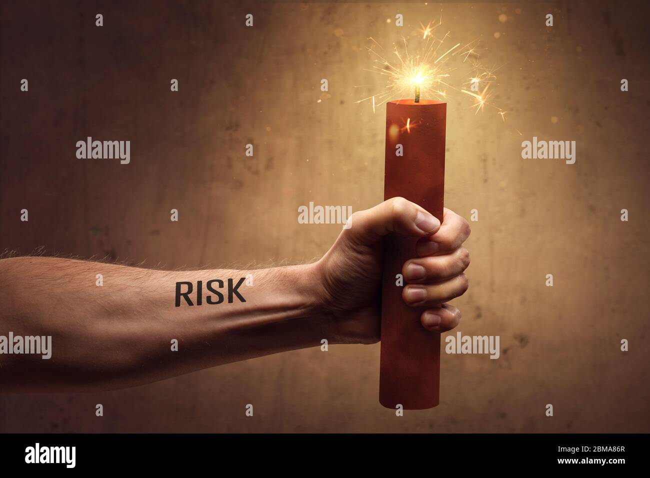 Risikokonzept - Hand hält einen brennenden Stab von Dynamit Stockfoto