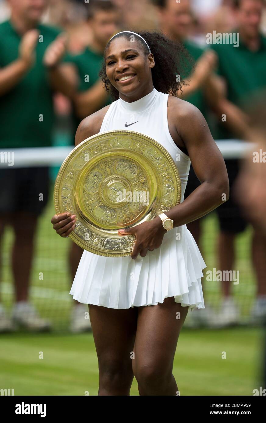 9. Juli 2016, Center Court, Wimbledon, London: Serena Williams (USA) hält das Venus Rosewater Dish nach dem Sieg im Finale der Frauen-Singles. Stockfoto