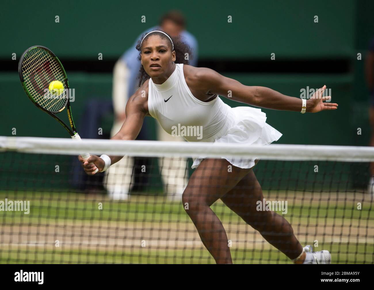 9. Juli 2016, Centre Court, Wimbledon, London: Serena Williams (USA) im Kampf gegen Angelique Kerber (GER) während des Finales der Frauen-Singles. Stockfoto