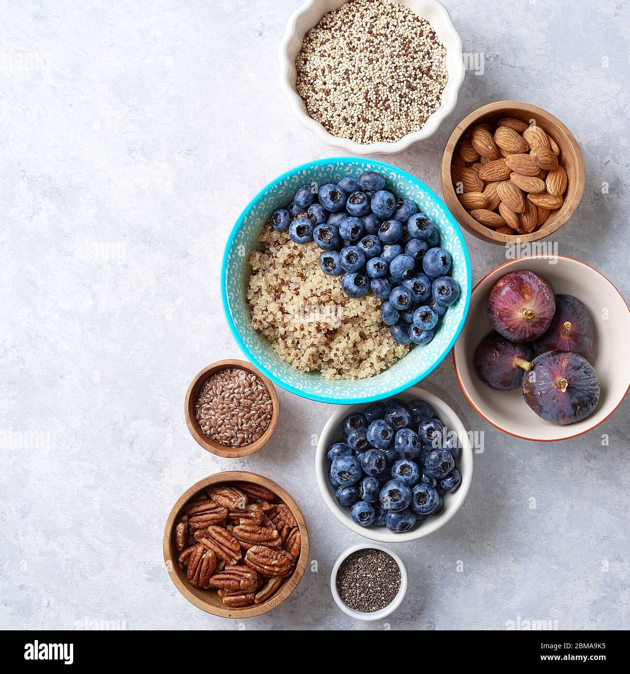 Gesundes Frühstück von superfoods, Quinoa, Honig, Nüsse feigen Kaffee Stockfoto