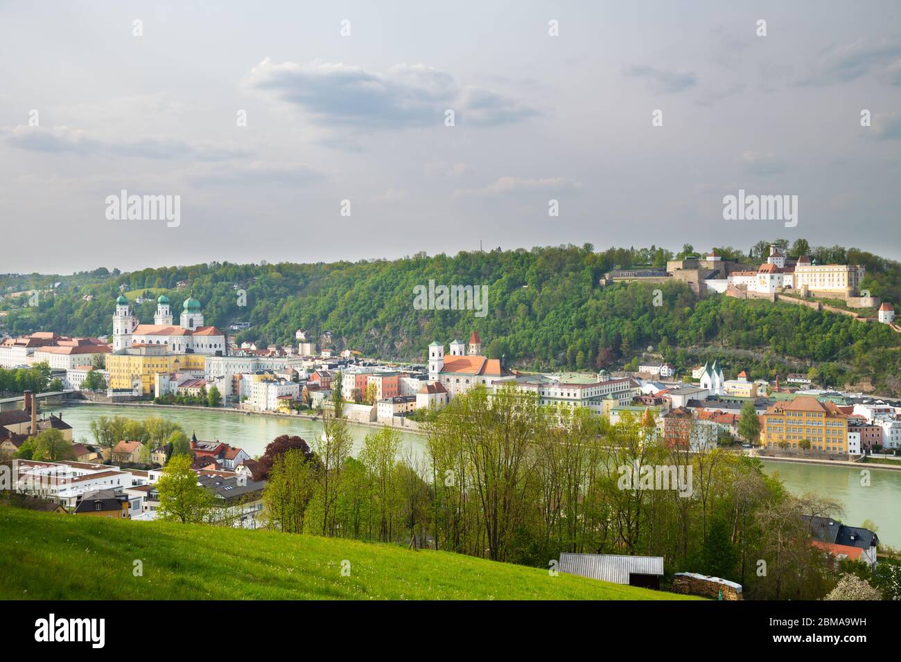Schönes Panorama von Passau mit dem berühmten Stephansdom und der Festung 'Veste Oberhaus' Stockfoto