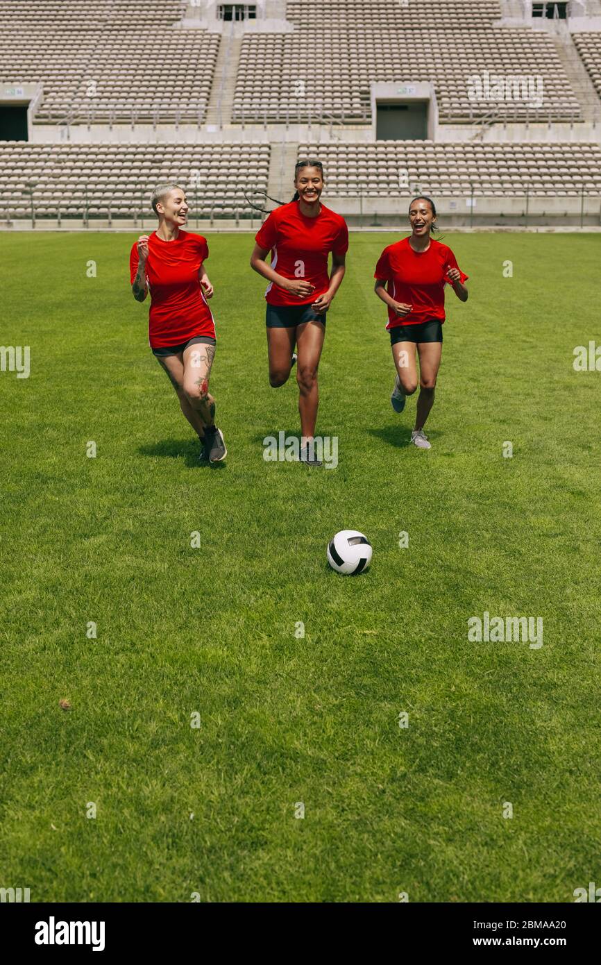 Fußballspieler trainieren auf dem Fußballplatz. Fußballmannschaft der Frauen beim Training. Stockfoto