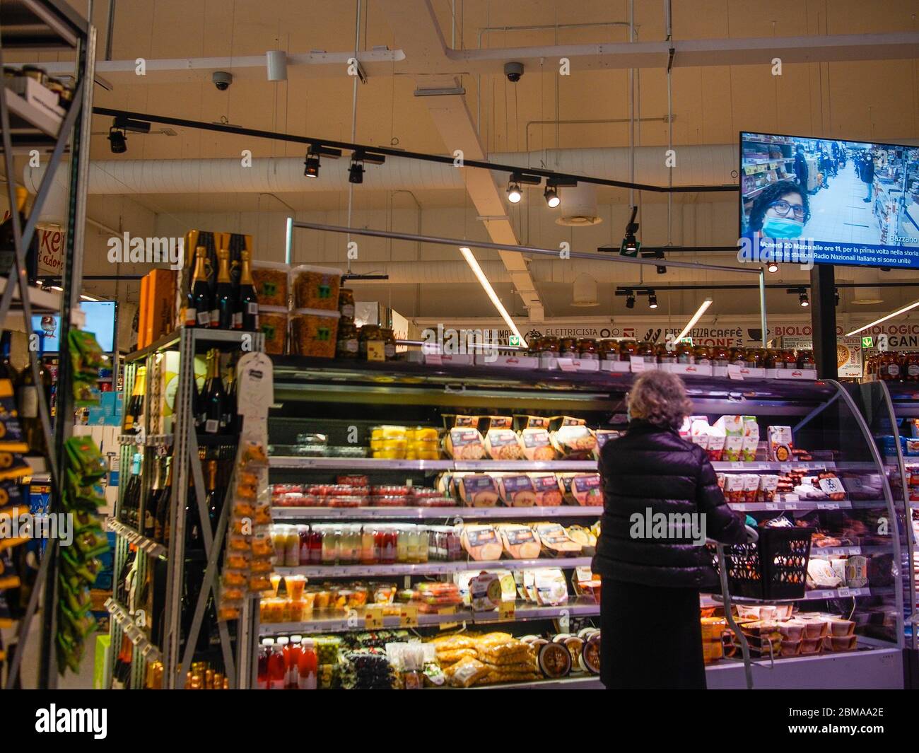 Cremona, Lombardei, Italien - 5. Mai 6 7 2020 -Menschen im Supermarkt für Lebensmitteleinkäufe während der Ausbruchsphase 2 und Wirtschaftskrise Stockfoto Cremona, Lombardei, Italien - 5. Mai 6 7 2020 -Menschen im Supermarkt für Lebensmitteleinkäufe während der Ausbruchsphase 2 und Wirtschaftskrise Stockfoto