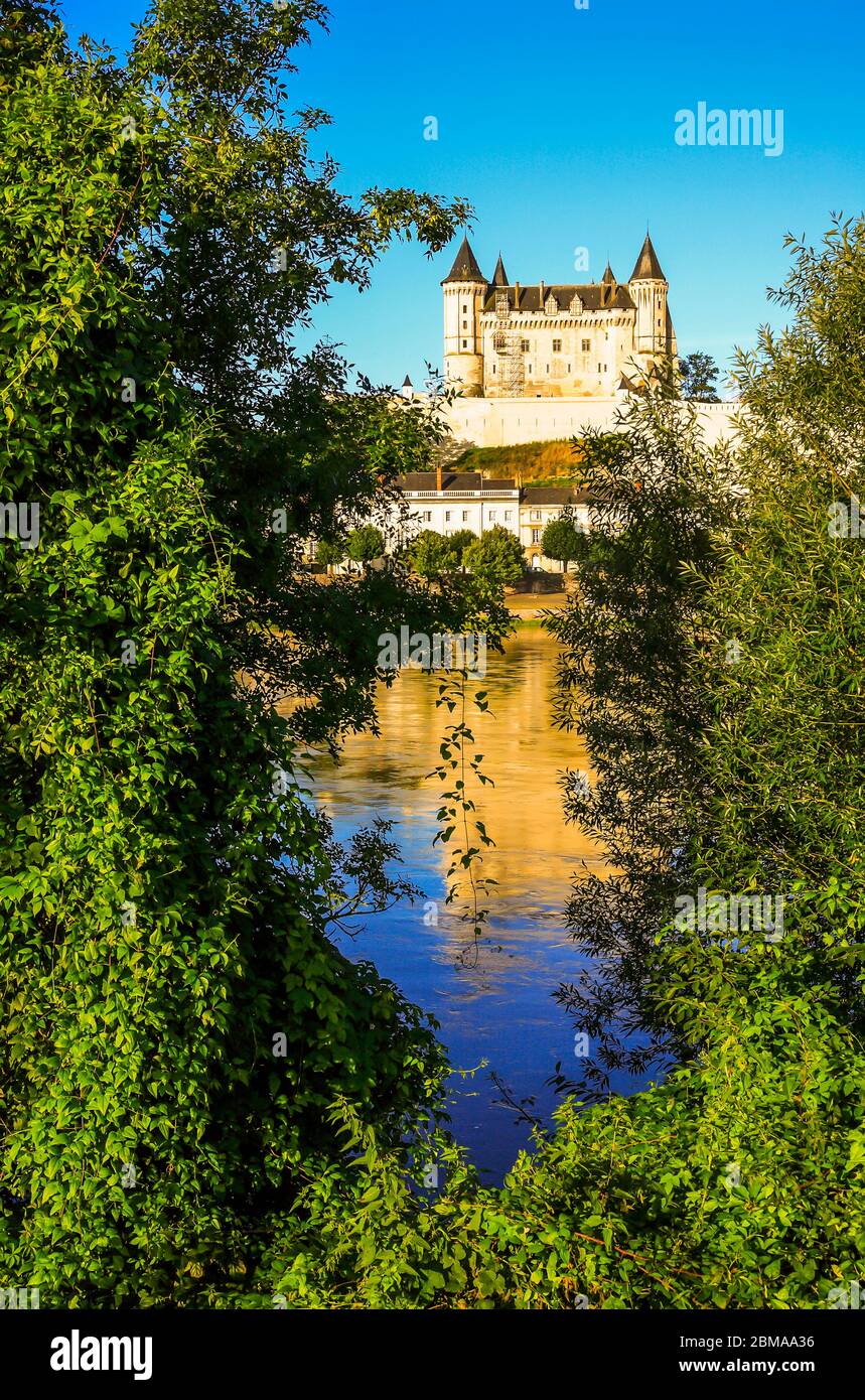 Blick auf Schloss und Loire, Saumur, Main-et-Loire, Frankreich, Europa Stockfoto