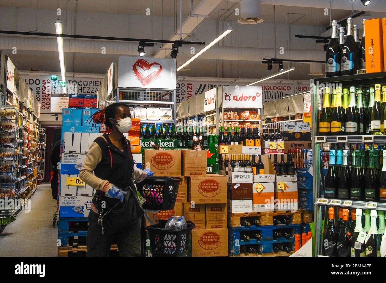 Cremona, Lombardei, Italien - 5. Mai 6 7 2020 -Menschen im Supermarkt für Lebensmitteleinkäufe während der Ausbruchsphase 2 und Wirtschaftskrise Stockfoto Cremona, Lombardei, Italien - 5. Mai 6 7 2020 -Menschen im Supermarkt für Lebensmitteleinkäufe während der Ausbruchsphase 2 und Wirtschaftskrise Stockfoto