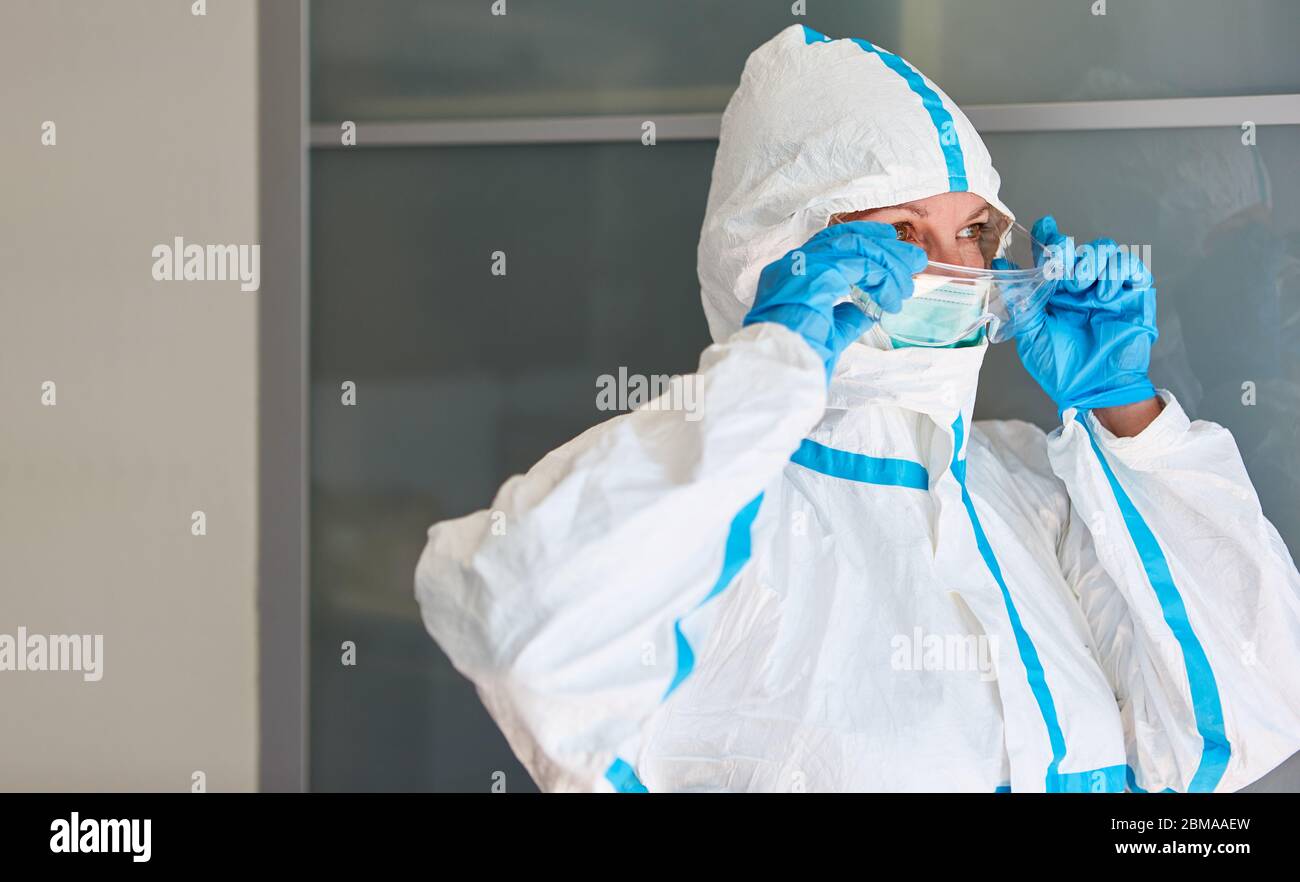 Intensivarzt oder Krankenschwester in Schutzkleidung während der Coronavirus-Epidemie im Krankenhaus Stockfoto