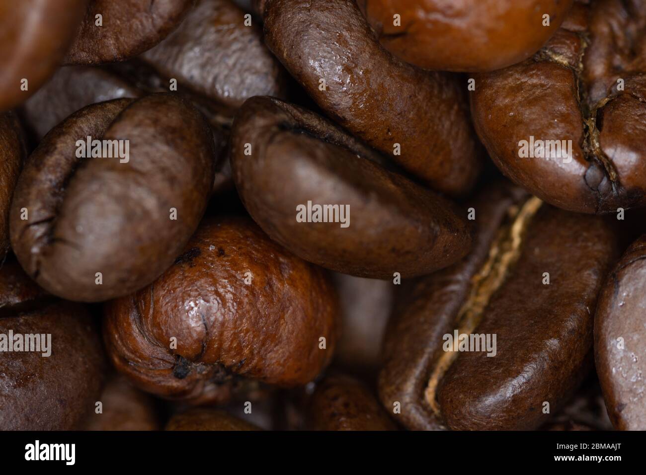 Nahaufnahme von gerösteten Kaffeebohnen in einem Stapel Stockfoto