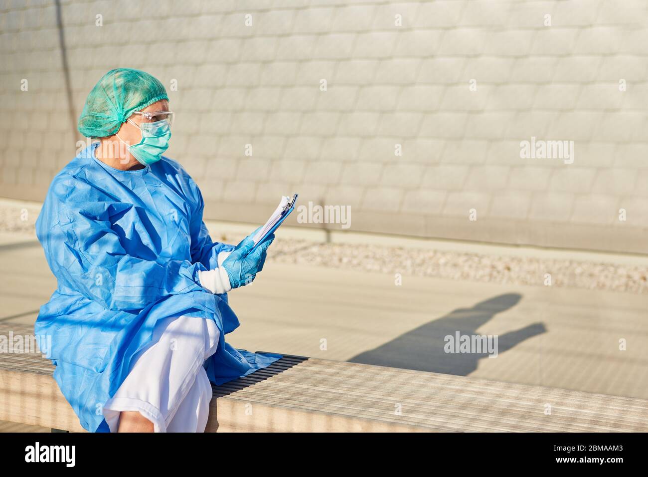 Containment Scout von der Gesundheitsabteilung für Coronavirus Kontaktverfolgung mit Liste und Schutzkleidung Stockfoto