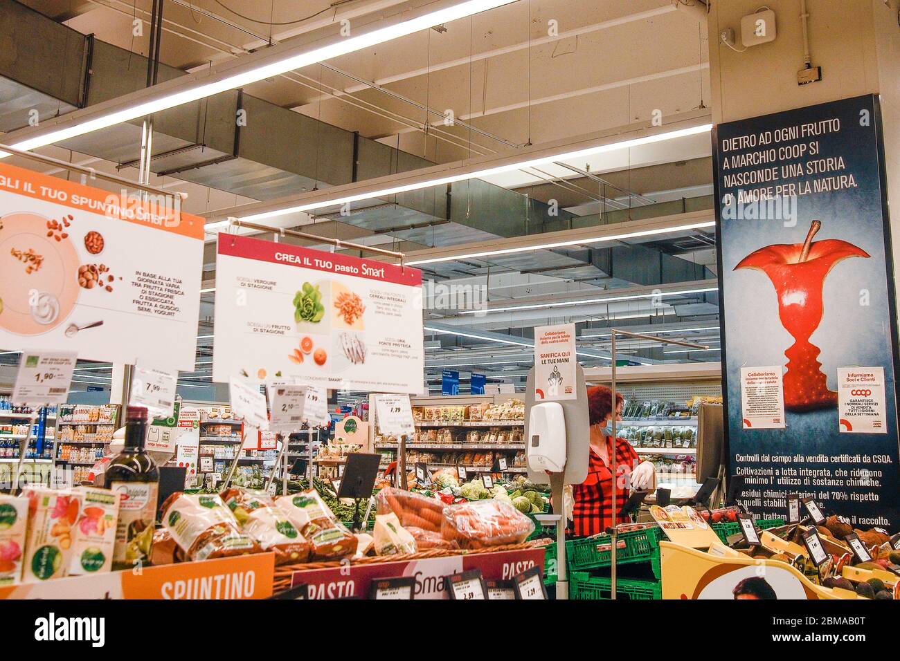 Cremona, Lombardei, Italien - 5. Mai 6 7 2020 -Menschen im Supermarkt für Lebensmitteleinkäufe während der Ausbruchsphase 2 und Wirtschaftskrise Stockfoto Cremona, Lombardei, Italien - 5. Mai 6 7 2020 -Menschen im Supermarkt für Lebensmitteleinkäufe während der Ausbruchsphase 2 und Wirtschaftskrise Stockfoto