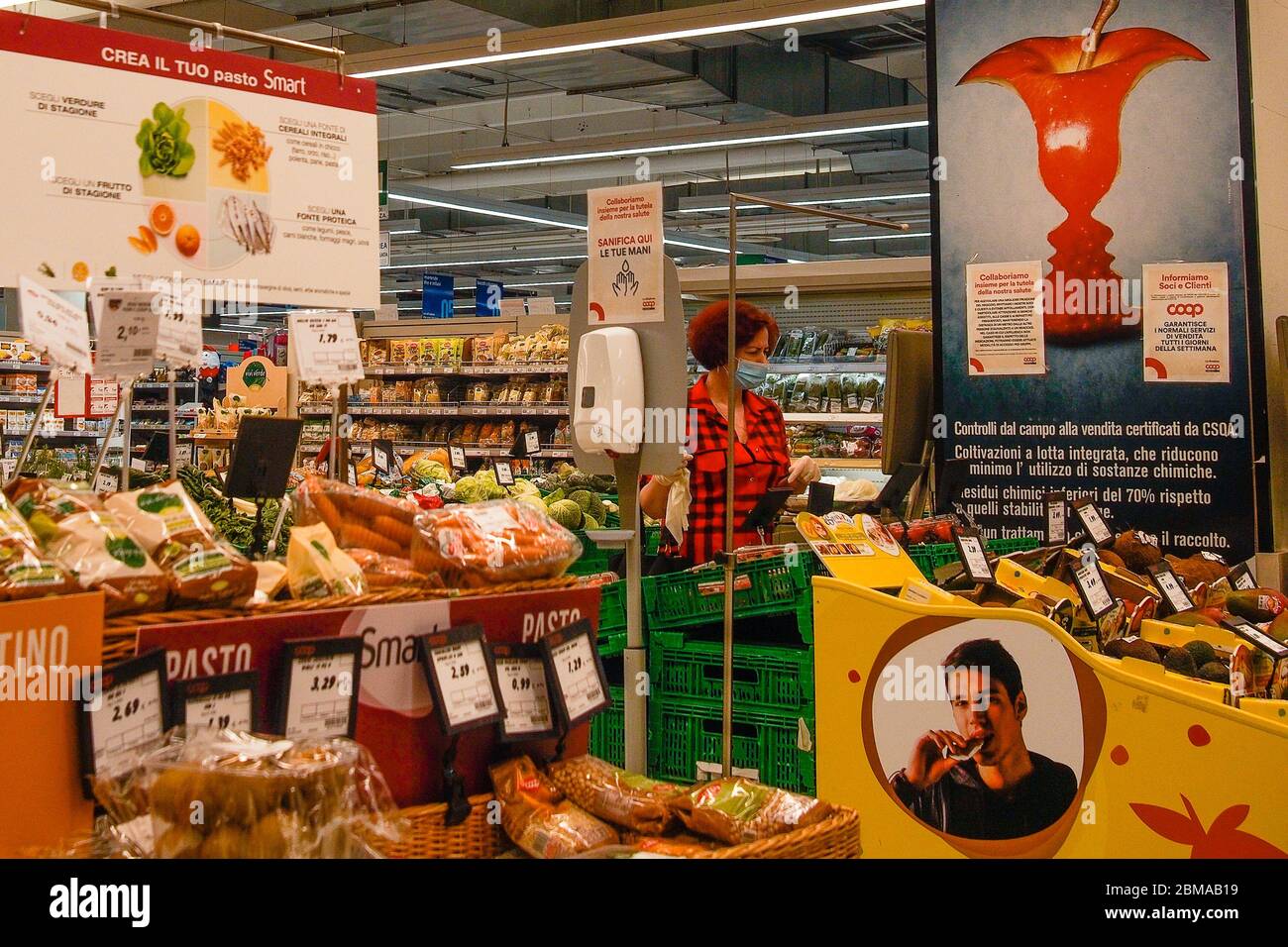 Cremona, Lombardei, Italien - 5. Mai 6 7 2020 -Menschen im Supermarkt für Lebensmitteleinkäufe während der Ausbruchsphase 2 und Wirtschaftskrise Stockfoto Cremona, Lombardei, Italien - 5. Mai 6 7 2020 -Menschen im Supermarkt für Lebensmitteleinkäufe während der Ausbruchsphase 2 und Wirtschaftskrise Stockfoto