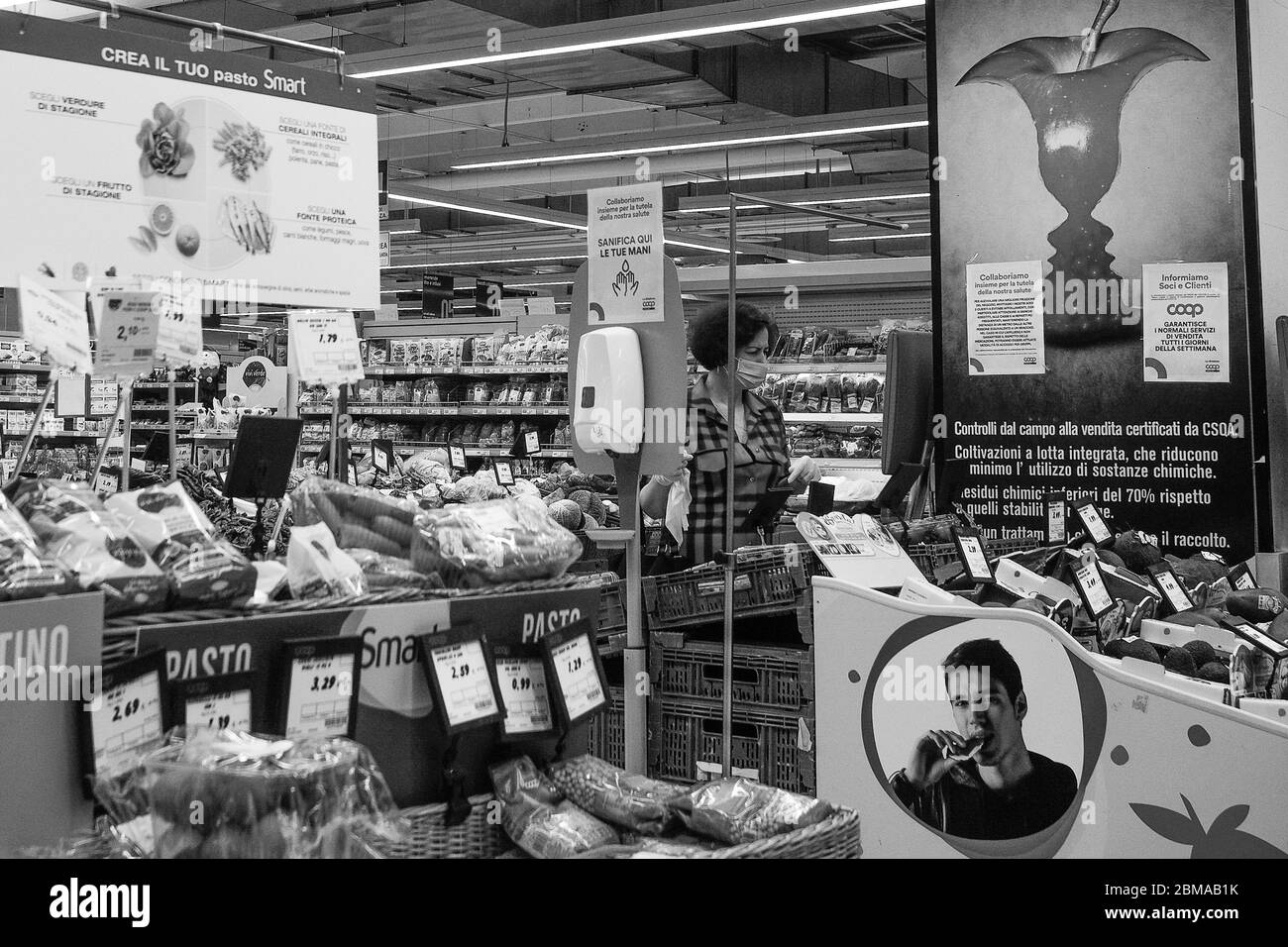 Cremona, Lombardei, Italien - 5. Mai 6 7 2020 -Menschen im Supermarkt für Lebensmitteleinkäufe während der Ausbruchsphase 2 und Wirtschaftskrise Stockfoto