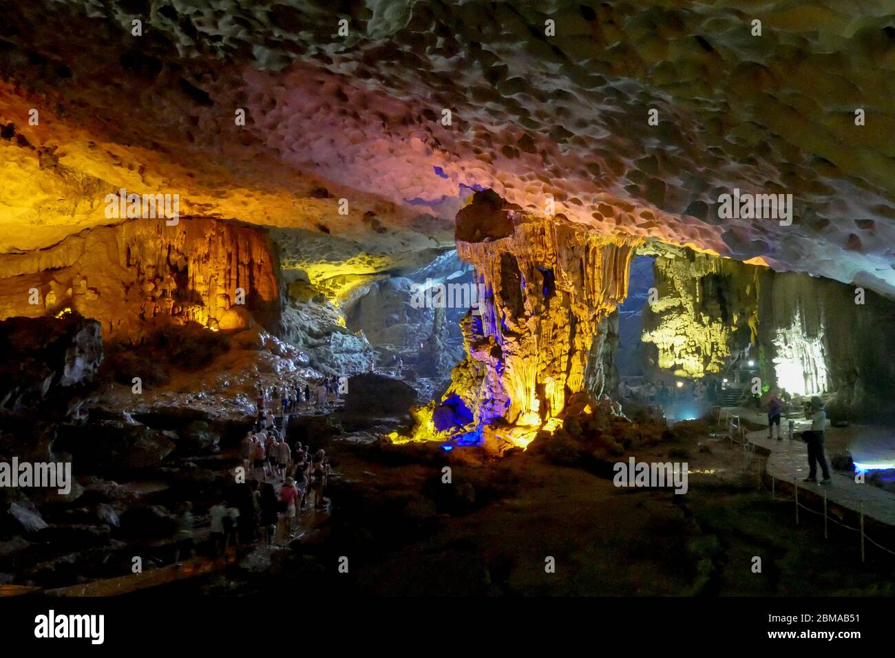 Die Sung Sot Höhle, oder die Höhle der Überraschungen, ist die bekannteste Höhle in Halong Bay und eine der spektakulärsten (Vietnam). Stockfoto