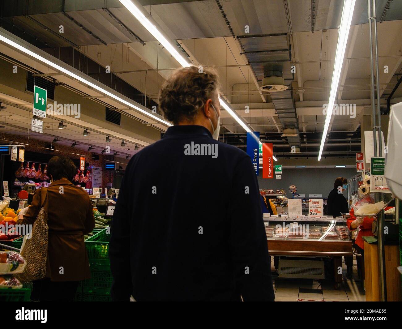 Cremona, Lombardei, Italien - 5. Mai 6 7 2020 -Menschen im Supermarkt für Lebensmitteleinkäufe während der Ausbruchsphase 2 und Wirtschaftskrise Stockfoto Cremona, Lombardei, Italien - 5. Mai 6 7 2020 -Menschen im Supermarkt für Lebensmitteleinkäufe während der Ausbruchsphase 2 und Wirtschaftskrise Stockfoto