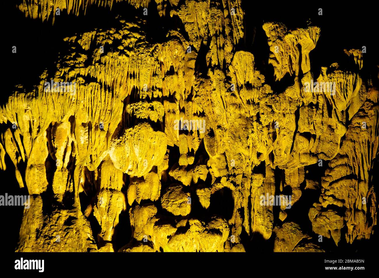 Die Sung Sot Höhle, oder die Höhle der Überraschungen, ist die bekannteste Höhle in Halong Bay und eine der spektakulärsten (Vietnam). Stockfoto