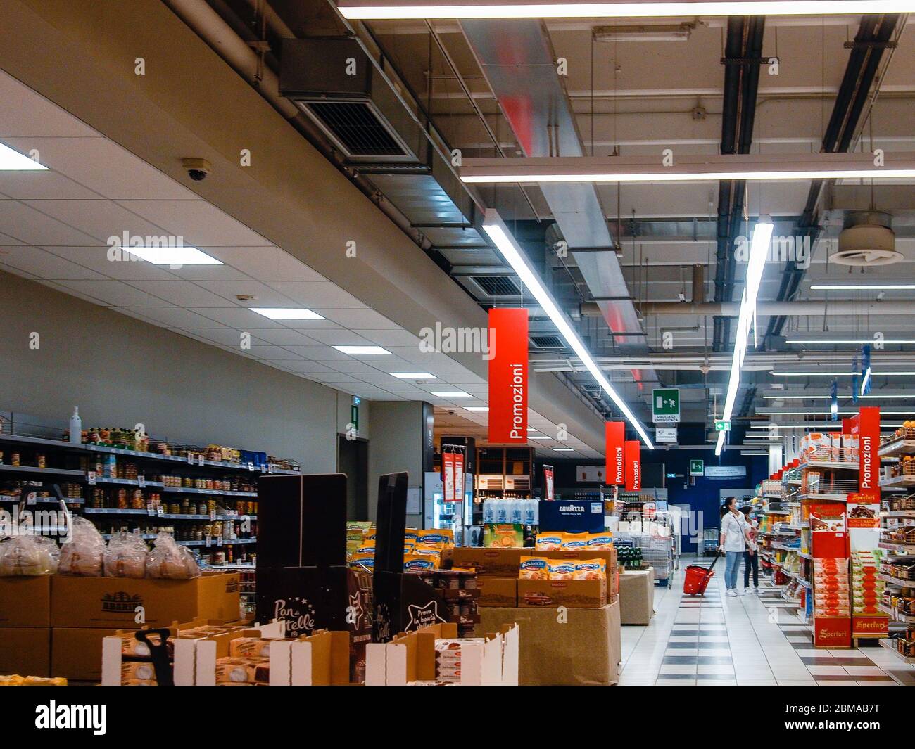 Cremona, Lombardei, Italien - 5. Mai 6 7 2020 -Menschen im Supermarkt für Lebensmitteleinkäufe während der Ausbruchsphase 2 und Wirtschaftskrise Stockfoto Cremona, Lombardei, Italien - 5. Mai 6 7 2020 -Menschen im Supermarkt für Lebensmitteleinkäufe während der Ausbruchsphase 2 und Wirtschaftskrise Stockfoto